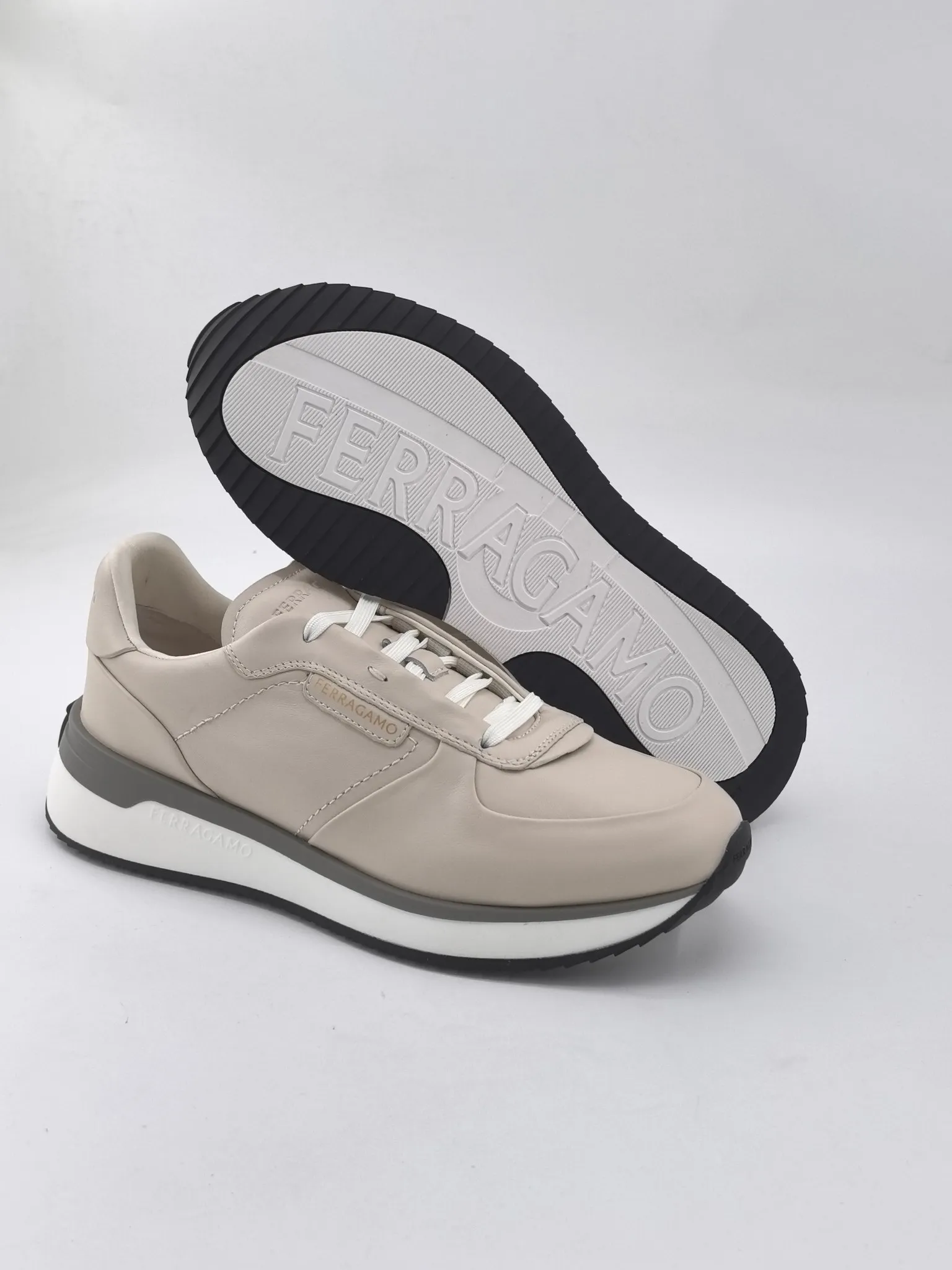 [Ferragam] Top P: 780💰 ▪️Size: 39-44 (38.45 custom-made) FERRAGAMO Ferragam 🔍Top purchasing agent 🇮🇹 Ferragam Street-charming casual shoe series, the counter sells the original configuration simultaneously, Italian imported cowhide fabric, high-quality splicing technology, imported water-dyed cow lining , soles: original foam outsole specially provided by the original factory, original factory follow-up goods, 🔍 high quality, can be entered and exited the counter at will, welcome to compare and synchronize with the counter.